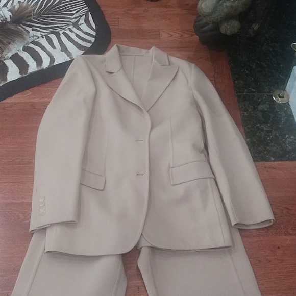 Gucci tan suit designed by Tom Ford - Picture 7 of 10